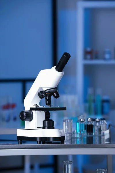 Modern Tıbbi Mikroskop Laboratuardaki Metal Masada — Stok fotoğraf