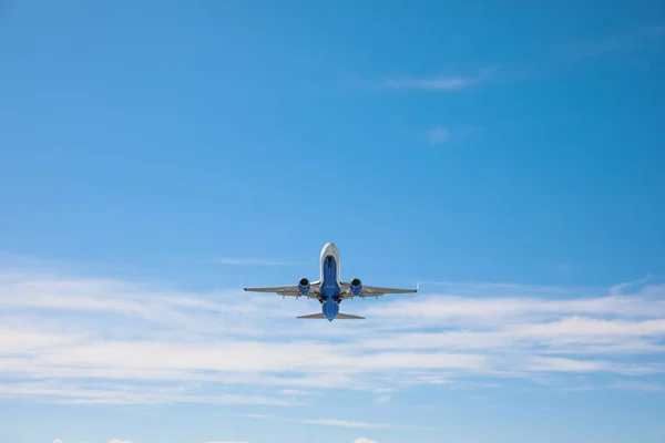Modernes Weißes Flugzeug Das Himmel Fliegt Sicht Tiefflug — Stockfoto