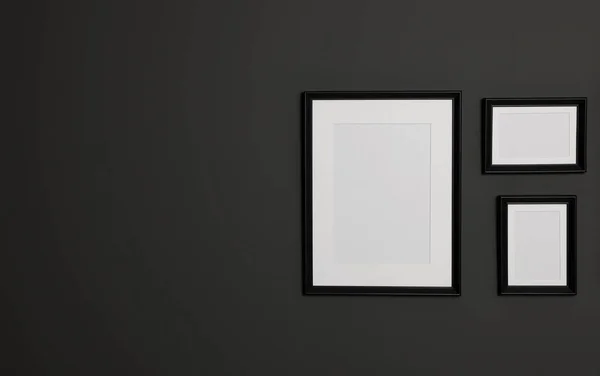 黒い壁に空のフレーム デザインのためのモックアップ — ストック写真