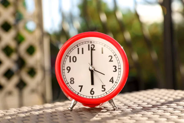 Reloj Despertador Rojo Mesa Aire Libre Mañana Soleada —  Fotos de Stock