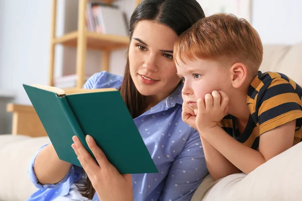 Madre Leyendo Libro Con Hijo Sala Estar Casa — Foto de Stock