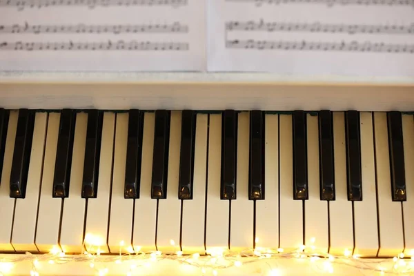 Glühende Lichter Auf Den Klaviertasten Über Der Ansicht Weihnachtsmusik — Stockfoto