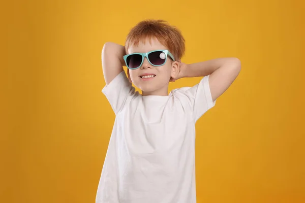 Netter Kleiner Junge Mit Sonnenbrille Auf Gelbem Hintergrund — Stockfoto