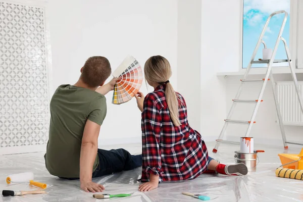 Casal Com Chips Tinta Discutindo Nova Cor Parede Apartamento Durante — Fotografia de Stock