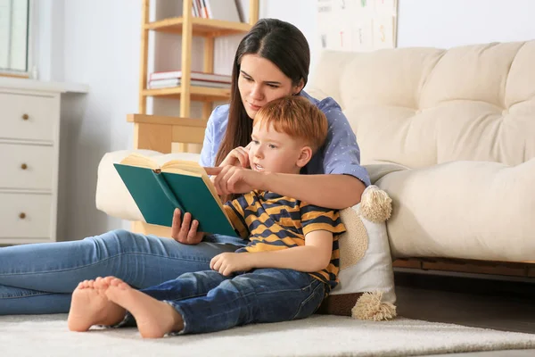 Mãe Leitura Livro Com Seu Filho Sala Estar Casa — Fotografia de Stock
