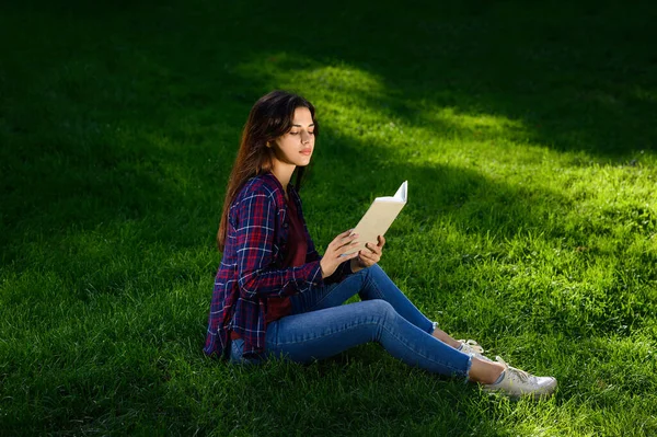 Ung Kvinna Läser Bok Grönt Gräs Utomhus — Stockfoto