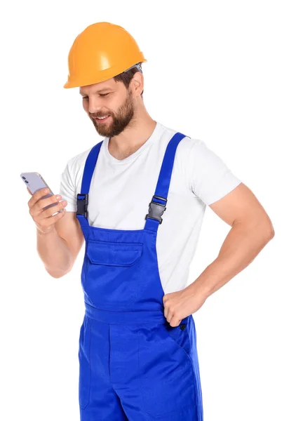 身穿制服 背景为白色智能手机的专业修理工 — 图库照片