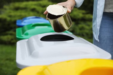 Dışarıdaki çöp kutusuna teneke atan kadın, yakın çekim.