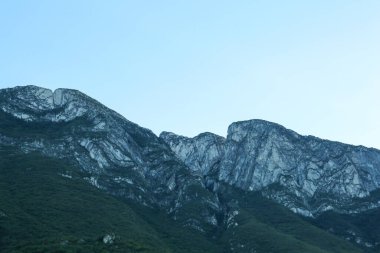 Güneşli bir günde güzel bir dağ manzarası.