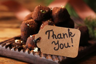 Çikolatalı şekerler ve tabirle etiketler Tahta masada, yakın plan