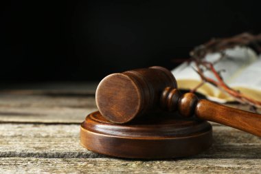 Yargıç Tokmak eski ahşap masada, yakın plan. Metin için boşluk