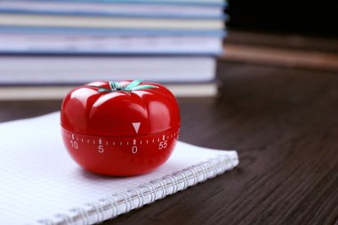 Mutfak saati domates ve defter şeklinde ahşap masa, yakın plan. Metin için boşluk