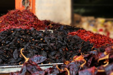 Pazarda bir yığın kurutulmuş Ancho biberi tezgahta.
