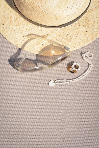 Stylowy Kapelusz Okulary Przeciwsłoneczne Biżuteria Szarej Powierzchni Płaski Leżak Miejsce — Zdjęcie stockowe