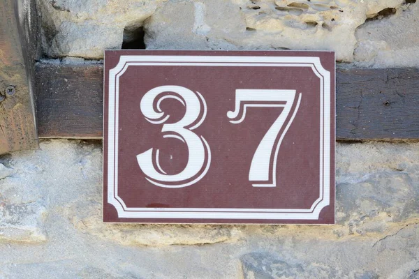 Πιάτο Αριθμό Σπιτιού Τριάντα Επτά Εξωτερικό Πέτρινο Τοίχο Closeup — Φωτογραφία Αρχείου