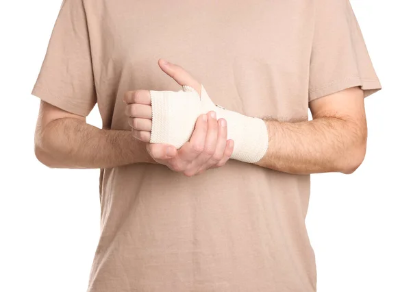 Homem Com Mão Embrulhada Atadura Médica Sobre Fundo Branco Close — Fotografia de Stock