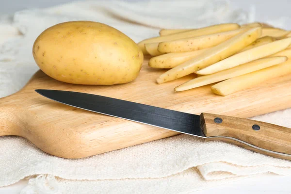 Целый Картофель Ножом Белом Полотенце Крупным Планом Приготовление Вкусной Картошки — стоковое фото