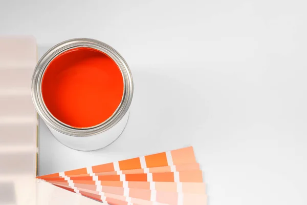 Blikje Oranje Verf Kleurstalen Witte Achtergrond Bovenaanzicht — Stockfoto