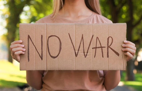 Женщина Держит Плакат Словами Войны Парке Крупным Планом — стоковое фото