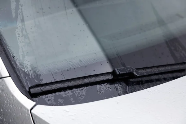 Ablaktörlő Tisztítása Esőcseppek Autó Szélvédő Közelkép — Stock Fotó