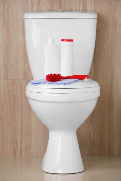 Flaschen Pinsel Und Lappen Auf Der Toilettenschüssel Drinnen Reinigungsmittel — Stockfoto