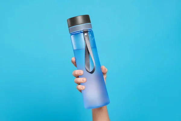 Frau Mit Getränkeflasche Auf Hellblauem Hintergrund Nahaufnahme — Stockfoto