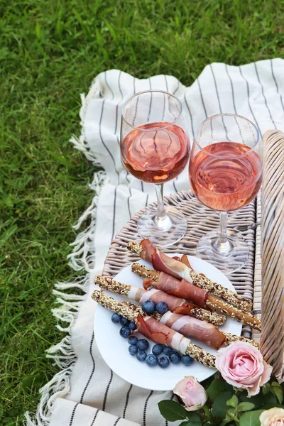 Glasses Delicious Rose Wine Food Flowers Basket Picnic Blanket Outdoors — Stock fotografie