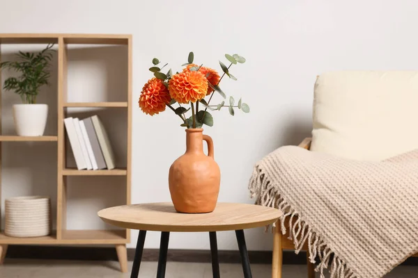 Keramikvase Mit Schönen Blumen Auf Couchtisch Neben Sessel Drinnen — Stockfoto