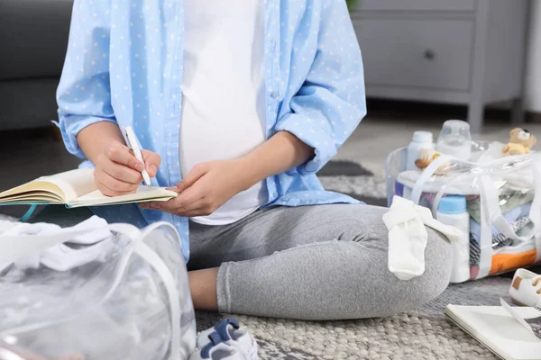 Mujer Embarazada Preparando Lista Los Elementos Necesarios Para Llevar Hospital —  Fotos de Stock