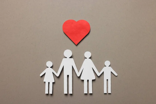 Kağıt Aile Figürleri Açık Gri Arka Planda Kırmızı Kalp Düz — Stok fotoğraf