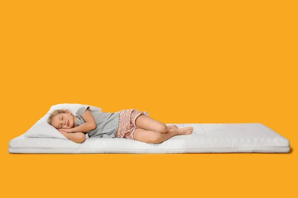 Menina Dormindo Colchão Confortável Contra Fundo Laranja Espaço Para Texto — Fotografia de Stock