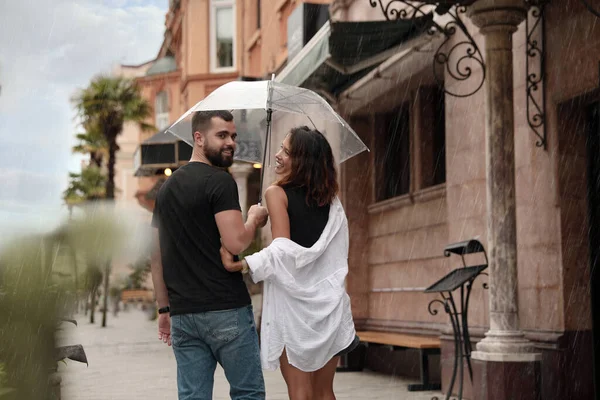 Pasangan Muda Dengan Payung Menikmati Waktu Bersama Bawah Hujan Jalan — Stok Foto