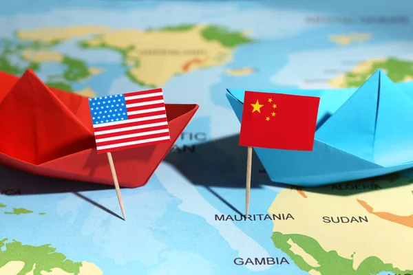 Papírhajók Usa Kína Zászlók Világtérképen Közelkép Kereskedelmi Háborús Koncepció — Stock Fotó