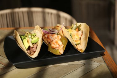 Masada karides ve sebzeli takolar.