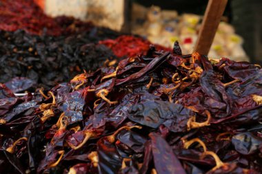 Pazarda tezgahta kurutulmuş Serrano biberi yığını, yakın plan. Metin için boşluk