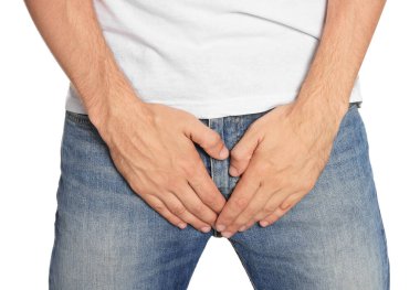 Beyaz arka planda genital uçuktan muzdarip bir adam, yakın plan.