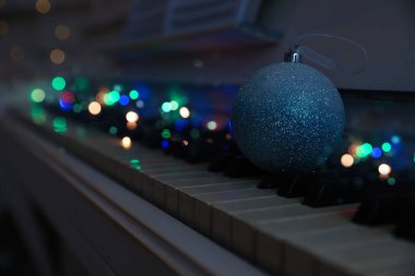 Piyano tuşlarında güzel mücevherler ve peri ışıkları, mesaj için yer. Noel müziği