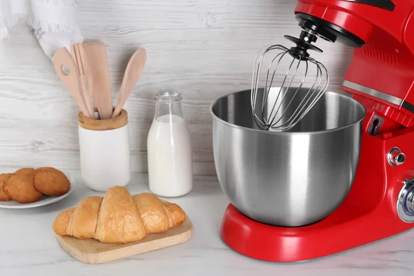 Modern Vörös Állvány Mixer Croissant Cookie Tej Fehér Márvány Asztalon — Stock Fotó