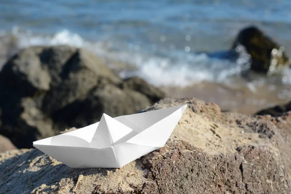 Лодка Белой Бумаги Скале Моря Место Текста — стоковое фото