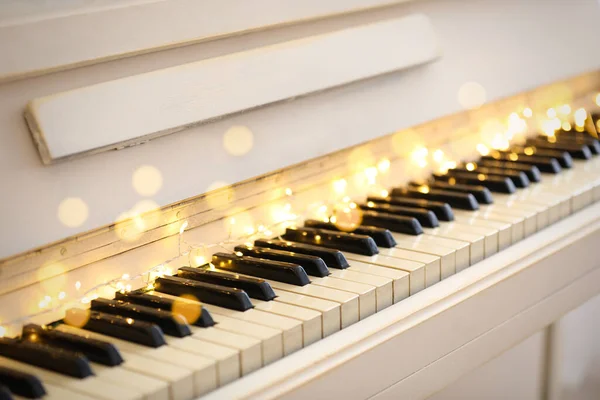 Luzes Fadas Brilhantes Teclas Piano Close Música Natal — Fotografia de Stock