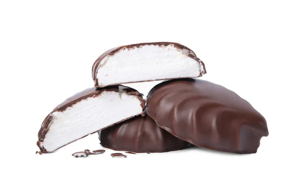 Deliciosos Malvaviscos Cubiertos Chocolate Aislados Blanco —  Fotos de Stock