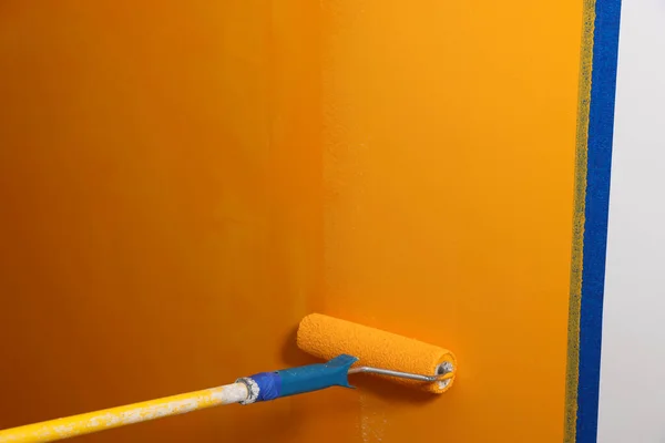 Målning Vägg Med Rulle Och Orange Färg — Stockfoto