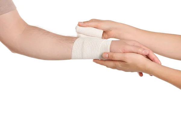 Läkare Tillämpa Medicinsk Bandage Patientens Hand Vit Bakgrund Närbild — Stockfoto