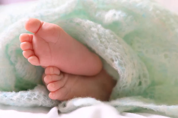 Niedliches Neugeborenes Türkisfarbenem Gehäkelten Plaid Auf Dem Bett Nahaufnahme Der — Stockfoto