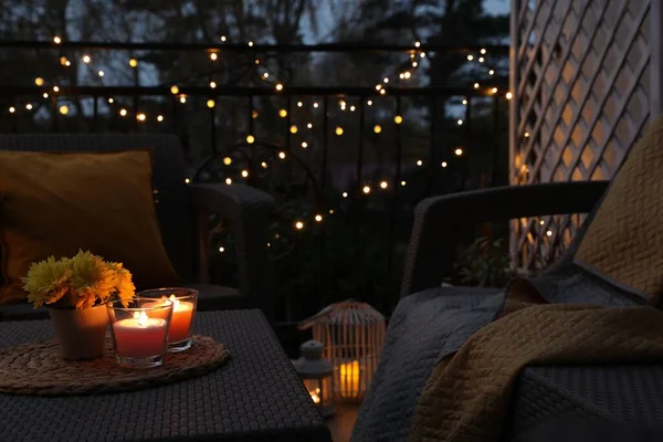 花园家具的美丽景色 有枕头 柔软的毯子和阳台上燃烧的蜡烛 — 图库照片