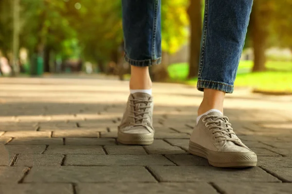 Γυναίκα Κομψά Αθλητικά Παπούτσια Περπατώντας Στο Δρόμο Της Πόλης Κοντινό — Φωτογραφία Αρχείου