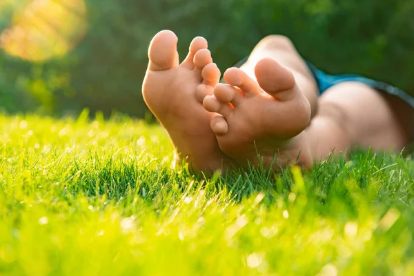 Teenage Girl Lying Barefoot Green Grass Outdoors Closeup — Stock Photo, Image