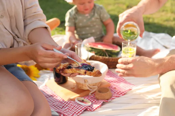 Familie Mit Niedlichem Kind Beim Picknick Sonnigen Tag Garten Nahaufnahme — Stockfoto