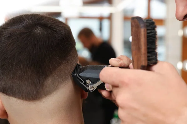 Profesjonalny Fryzjer Pracujący Klientem Salonie Fryzjerskim Zbliżenie — Zdjęcie stockowe