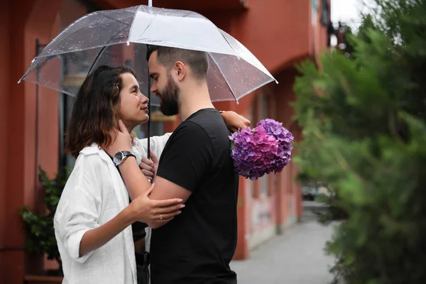 Junges Paar Mit Regenschirm Genießt Die Gemeinsame Zeit Regen Auf — Stockfoto